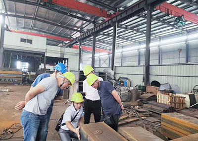 上海竜浄の環境保護の喬総、金部の一行は私の工場の制品の品質を考察します。